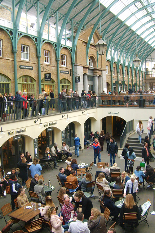 Covent Garden.
Cet ancien marchÃ© de fruits et lÃ©gumes est devenu un site touristique trÃ¨s agrÃ©able pour une petite biÃ¨re en fin d'aprÃ¨s-midi !